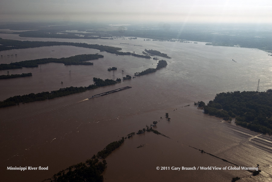 Great Mississippi River flood of 2011 near Memphis. 